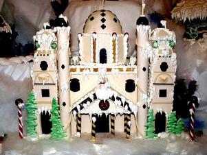 CC_Cathedral-Gingerbread-House_s4x3