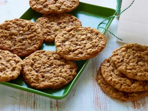 CC_kelsey-nixon-chewy-oatmeal-raisin-cookies-recipe_s4x3