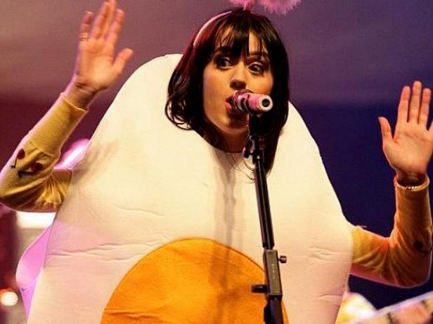 Kate Perry in egg costume
