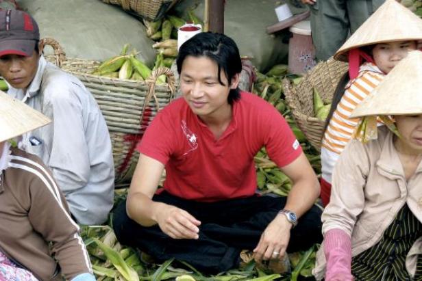LKV_Luke-Nguyen-learns-to-grade-corn-Saigon-588