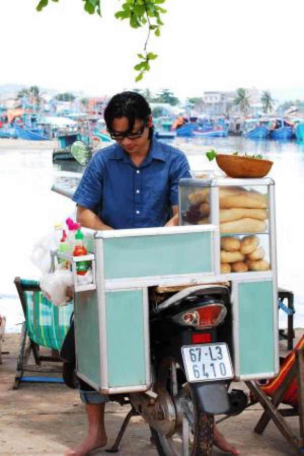LKV_Luke-Nguyen-prepares-to-cook-on-Phu-Quoc-Island-300