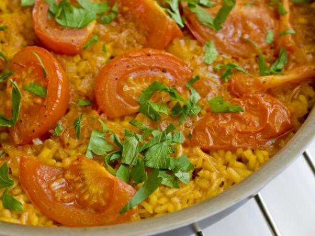 paella with tomatoes