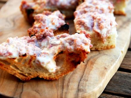 https://cook.fnr.sndimg.com/content/dam/images/cook/fullset/2010/11/3/0/CCDRD214_sausage-stracchino-cheese-crostini_s4x3.jpg.rend.hgtvcom.441.331.suffix/1357775120404.jpeg