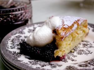 CCFFA112_Angel-Cake-with-Blackberries-and-White-Currants_s4x3