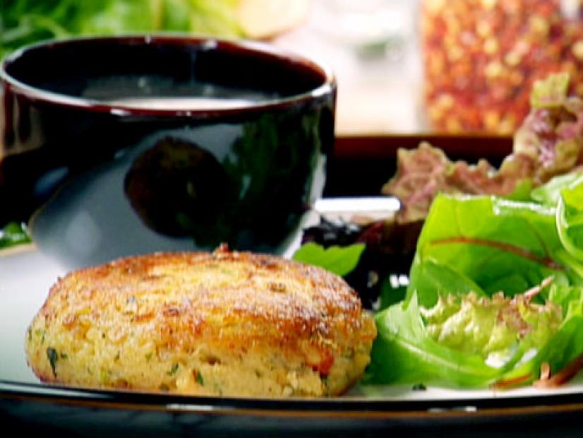 A spiced crab cake is served with a bowl of tamarind mayonnaise with greans.
