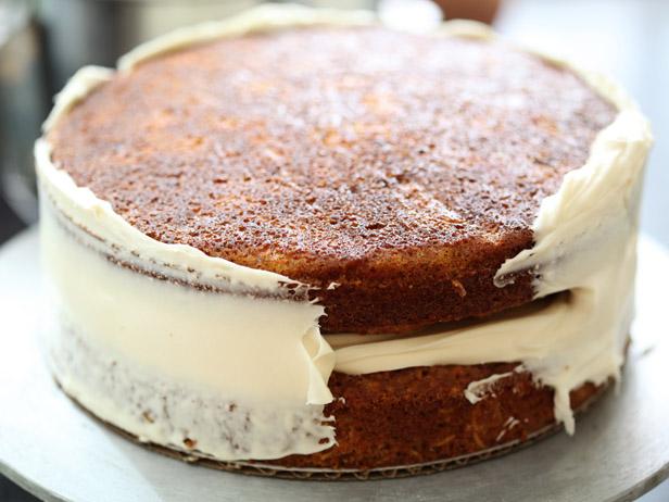 How to Make a Crumb Coating for Cake