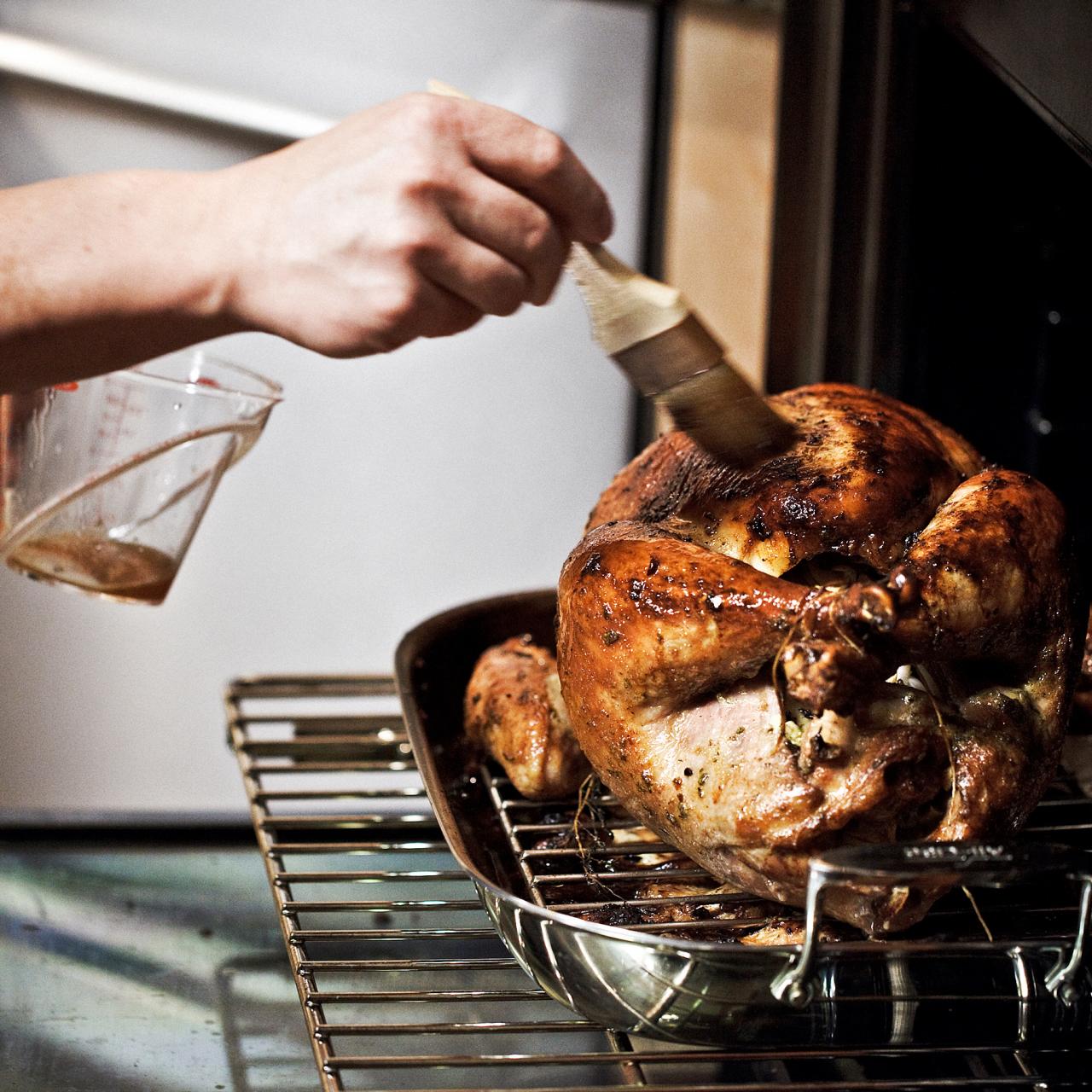 https://cook.fnr.sndimg.com/content/dam/images/cook/fullset/2011/10/5/0/ccwst_basting-thanksgiving-turkey-voltaggio-02_s4x3.jpg.rend.hgtvcom.1280.1280.suffix/1348841948994.jpeg