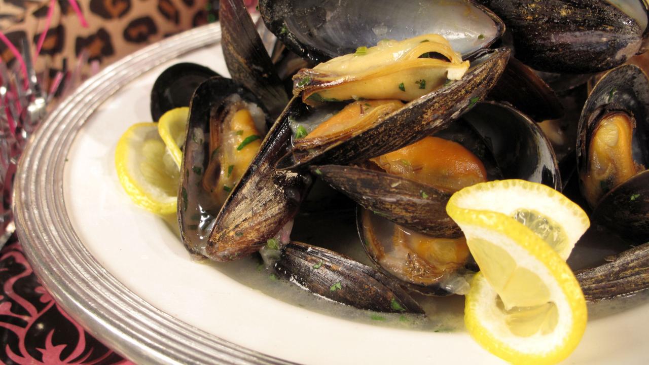 Mussels in Wine and Lemon