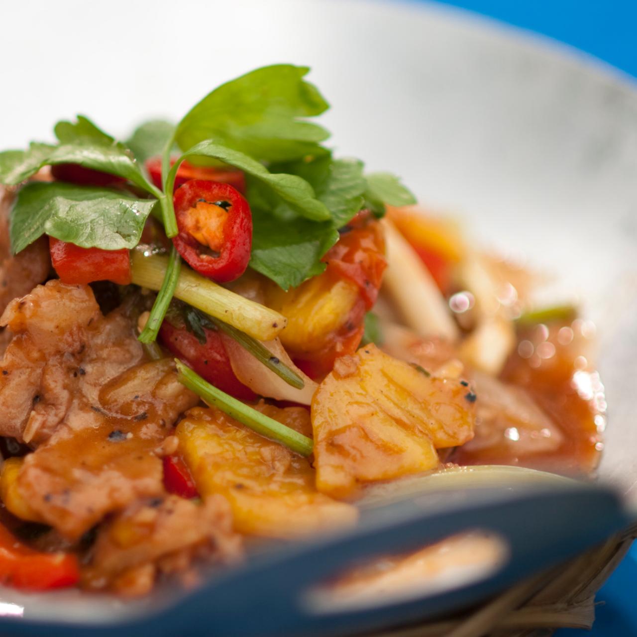 https://cook.fnr.sndimg.com/content/dam/images/cook/fullset/2011/3/17/0/CCLKV202_Stir-fried-Pork-Neck_s4x3.jpg.rend.hgtvcom.1280.1280.suffix/1351624218035.jpeg