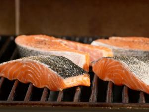 Season Salmon and Grill According to Thickness