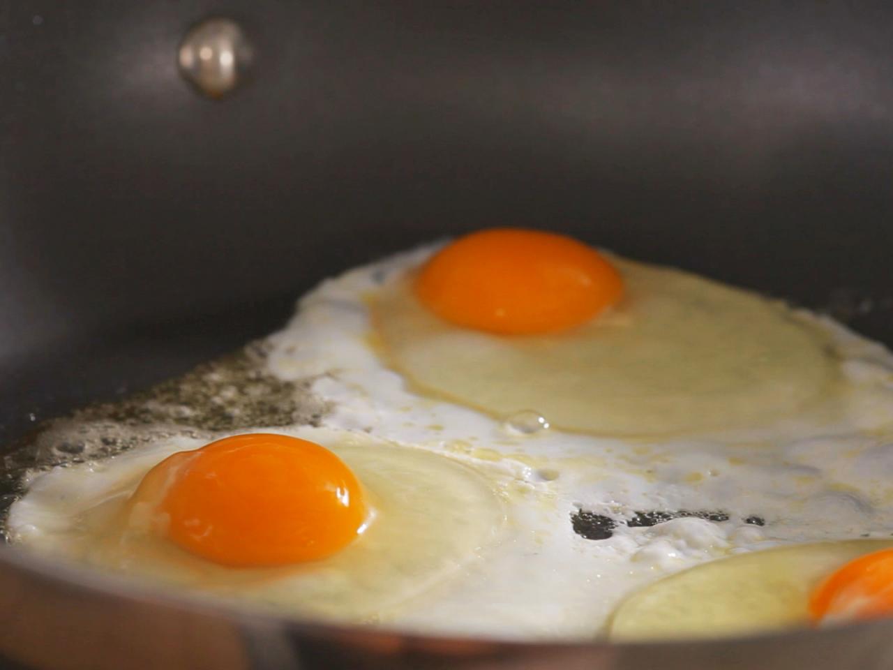 Fried Egg with Perfect Runny Egg Yolk » the practical kitchen