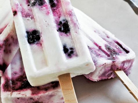 Paletas de Yogurt con Moras (Yogurt Ice Pops with Berries)