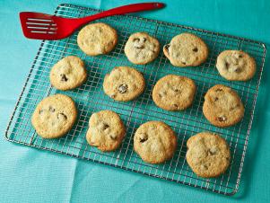 cc_gluten-free-cherry-chocolate-chip-cookies-recipe-02_s4x3