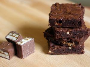 CC-Sickelka_candy-bar-chocolate-brownies-recipe-4_s4x3