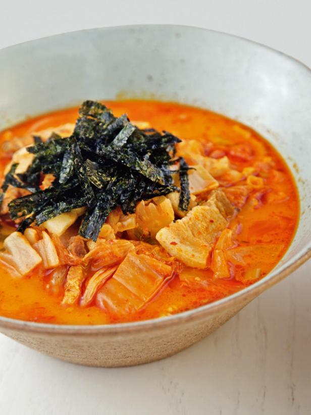 Кимчи стоп. Kimchi Jjigae. Суп кимчи. Суп кимчи Пушкин. Кимчи тиге суп.