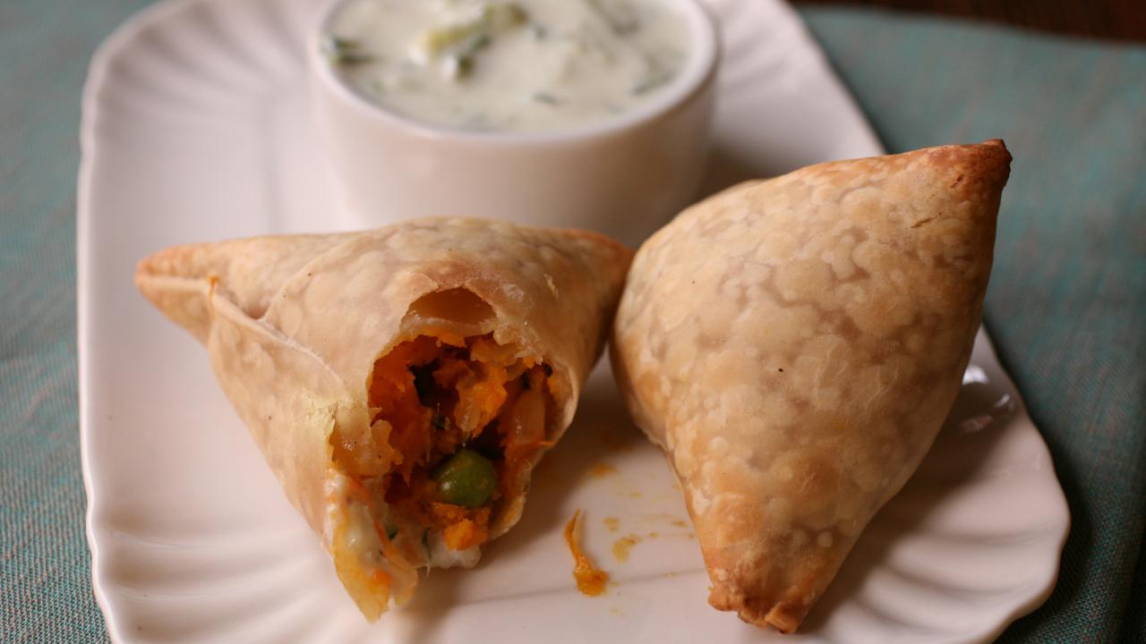 Aloo Samosa With Sweet Chilly Sauce Recipe