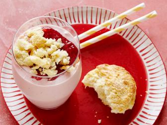 strawberry-milkshake-with-sugar-biscuit-topping-recipe,STRAWBERRY_MILKSHAKE_TOPPING_H_.jpg