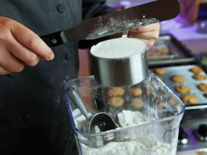 cc-web_chocolate-chip-cookies-measuring-flour-Mtillus-03_s4x3