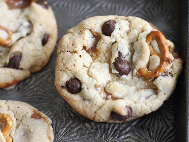 https://cook.fnr.sndimg.com/content/dam/images/cook/fullset/2012/10/10/0/CC_Baird-broken-pretzel-and-caramel-chocolate-chip-cookies-recipe_s4x3.jpg.rend.hgtvcom.616.462.suffix/1353954481538.jpeg