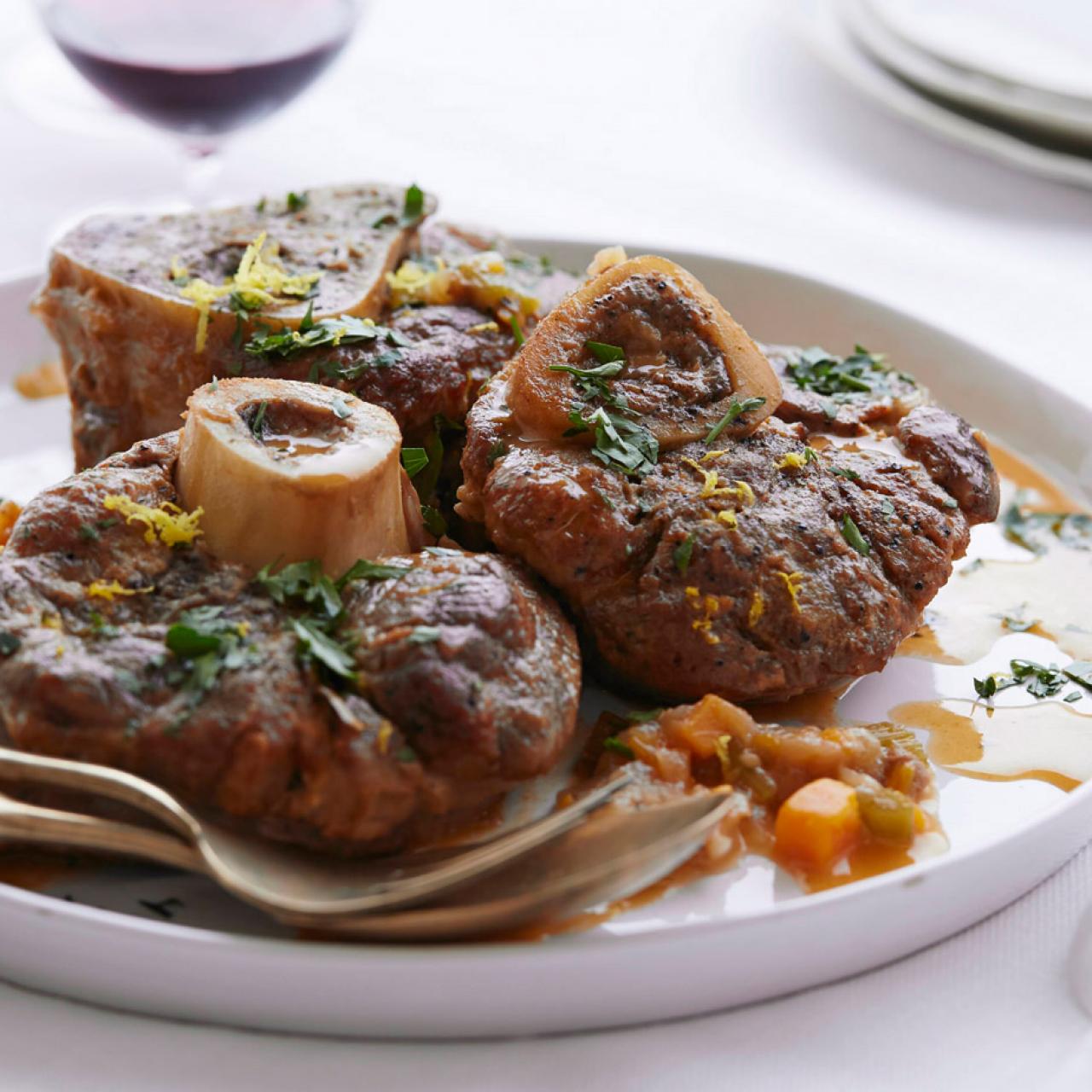 https://cook.fnr.sndimg.com/content/dam/images/cook/fullset/2012/11/24/0/italiancooking_ossobucco.jpg.rend.hgtvcom.1280.1280.suffix/1386024670763.jpeg