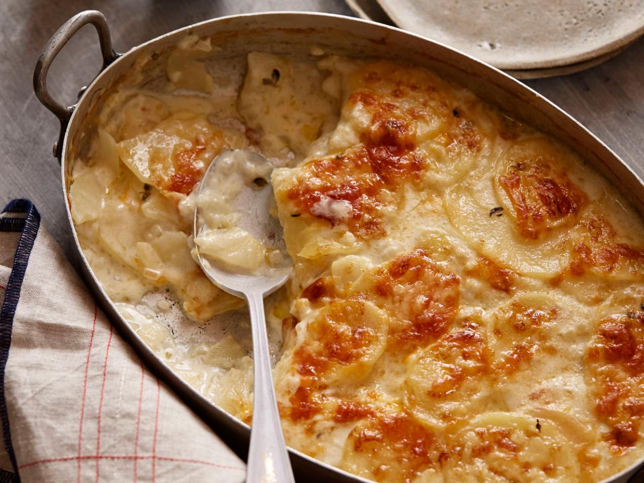 https://cook.fnr.sndimg.com/content/dam/images/cook/fullset/2012/2/1/0/CC-kelsey-nixon_scalloped-potatoes-au-gratin-recipe-02_s4x3.jpg.rend.hgtvcom.1280.960.suffix/1386024792200.jpeg