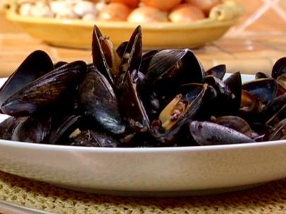 Mussels in a dish of oyster sauce.