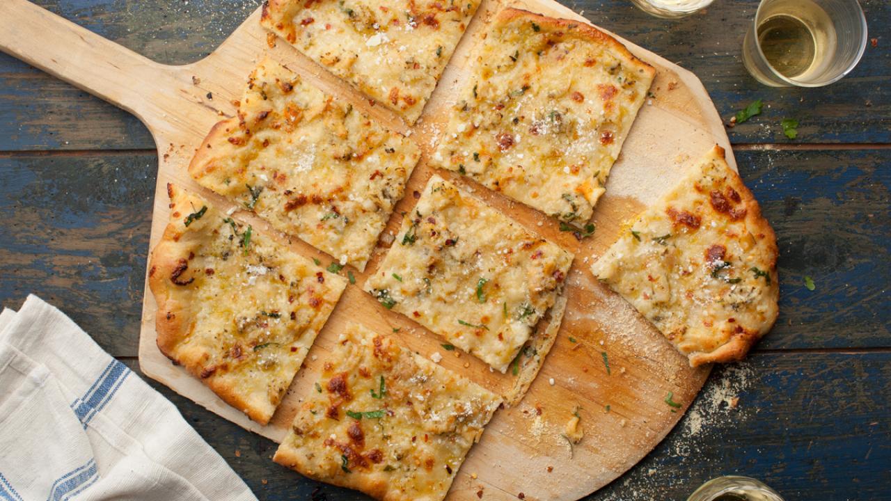 https://cook.fnr.sndimg.com/content/dam/images/cook/fullset/2012/6/15/1/CC_New-Haven-Style-Clam-Pizza-Recipe_s4x3.jpg.rend.hgtvcom.1280.720.suffix/1358448856077.jpeg