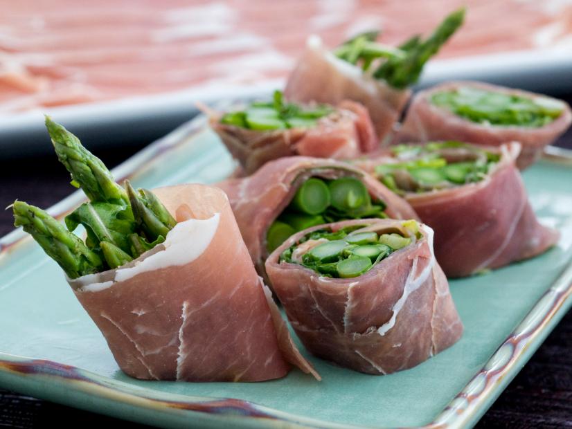 DINING - Nov 10 & 11, 2008: Prosciutto Rolls with Asparagus and Arugula for Minimalist Minis
Credit: Evan Sung for The New York Times