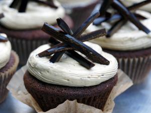 CC_Gingerbread-Cupcakes-with-Black-Licorice-Frosting-2_s4x3