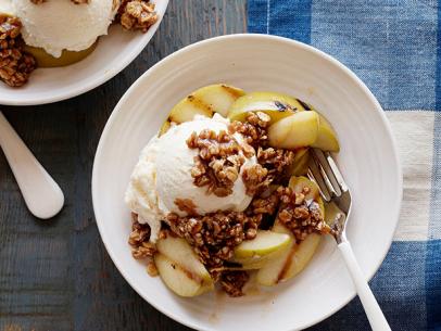 CCBMG813_apple-crumble-with-vanilla-ice-cream-recipe_s4x3