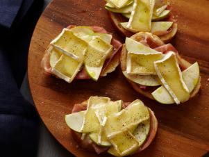 CCFOO117_Baked-Prosciutto-and-Brie-with-Apple-Butter-Recipe_s4x3