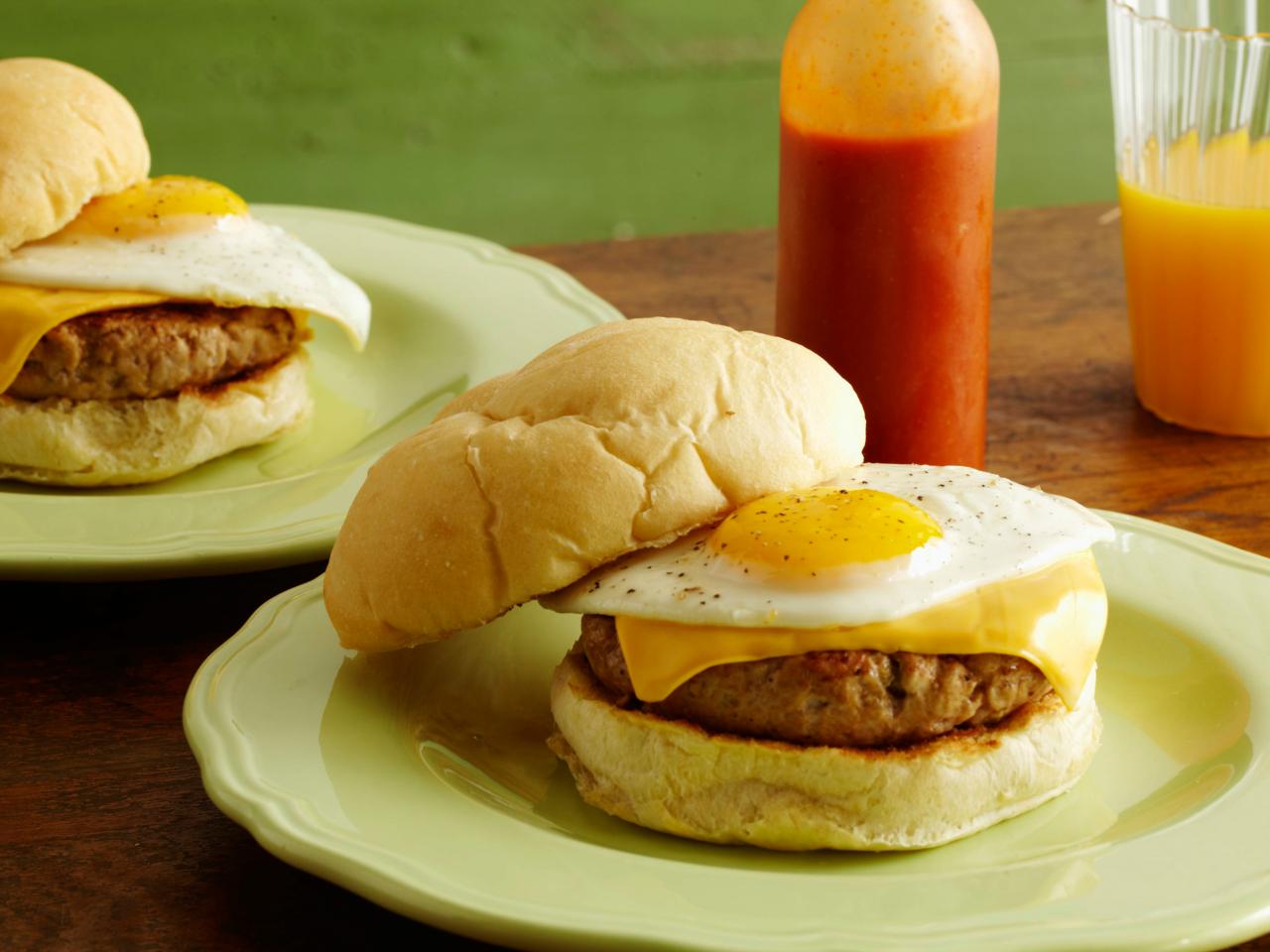 https://cook.fnr.sndimg.com/content/dam/images/cook/fullset/2012/9/5/0/CCKEL209_Homemade-Breakfast-Sandwiches-with-Homemade-Maple-Sausage-Egg-and-Cheese-Recipe_s4x3.jpg.rend.hgtvcom.1280.960.suffix/1392325664665.jpeg