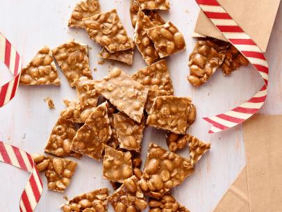 CHILECINNAMON
BRITTLE WITH MIXED NUTS
Rachael Ray
Cooking Channel
Whole Peeled Almonds, Hazelnuts, Peanuts, Vanilla Beans, Sugar, Honey, Corn Syrup,
Sea Salt, Butter, Ancho Chile Powder, Cinnamon