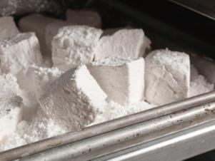 cc_sfn-how-to-make-marshmallows-beauty_s4x3