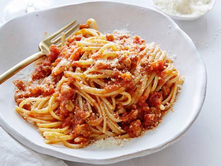 https://cook.fnr.sndimg.com/content/dam/images/cook/fullset/2013/12/13/0/EI1E10_linguine-with-chicken-ragu_s4x3.jpg.rend.hgtvcom.441.331.suffix/1393439840332.jpeg