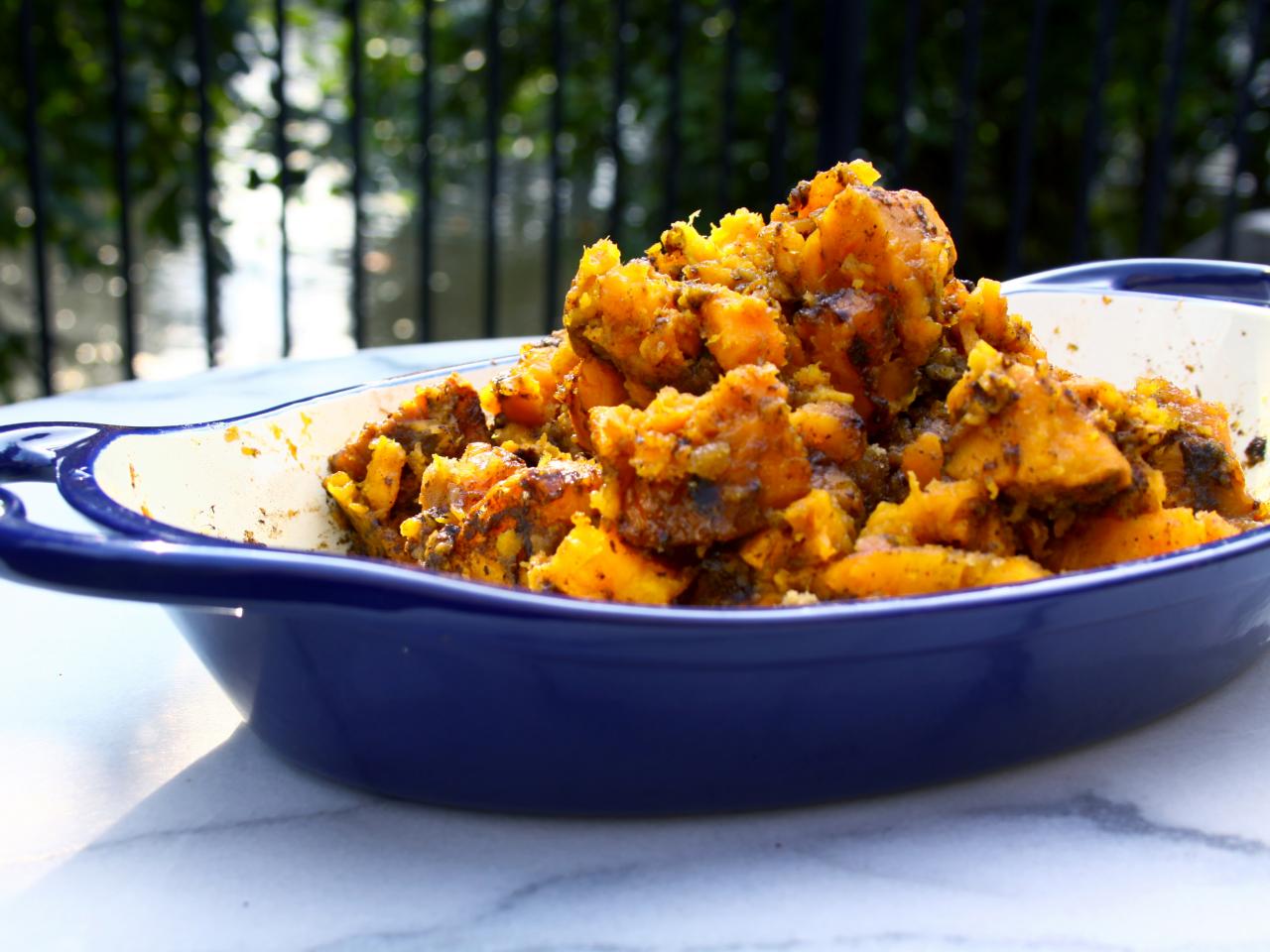 https://cook.fnr.sndimg.com/content/dam/images/cook/fullset/2013/12/5/0/CCGVNSP2_sweet-potatoes-recipe_s4x3.jpg.rend.hgtvcom.1280.960.suffix/1386259610133.jpeg