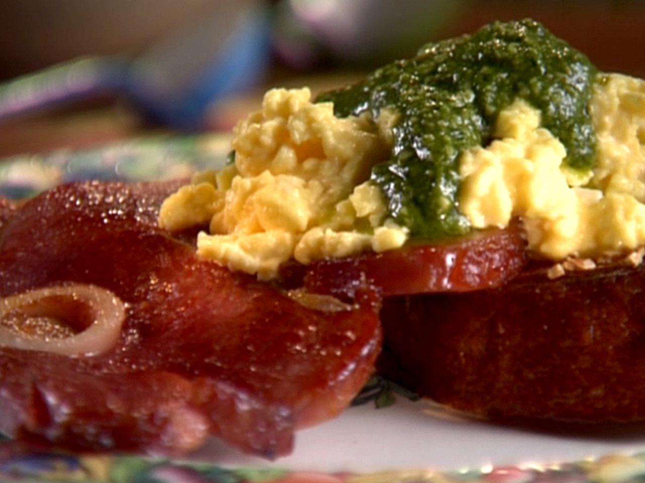 https://cook.fnr.sndimg.com/content/dam/images/cook/fullset/2013/4/19/0/RE0203_Spinach-Pesto-Scrambled-Eggs-on-Garlic-Brioche.jpg.rend.hgtvcom.1280.960.suffix/1386176940654.jpeg