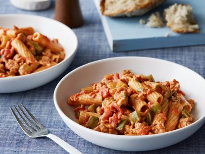 RE-0210
Chicken Sausage Rigatoni,Cooking Channel 
Sunny Anderson 
Chicken Sausage Rigatoni Spicy Vodka Sauce
Easy Everyday Pastas