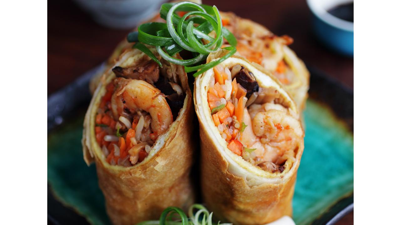 https://cook.fnr.sndimg.com/content/dam/images/cook/fullset/2013/4/9/0/CCDevour_Ching-spiced-chicken-and-shrimp-egg-rolls-recipe_s4x3.jpg.rend.hgtvcom.1280.720.suffix/1365545164628.jpeg