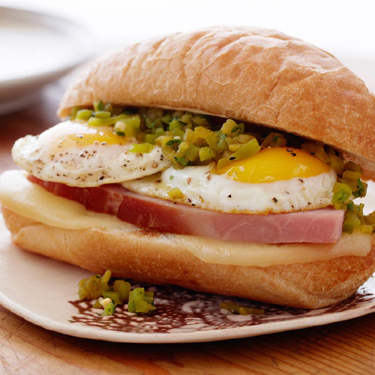 https://cook.fnr.sndimg.com/content/dam/images/cook/fullset/2013/5/21/0/CCKitchens_heroes-green-chile-western-ham-and-egg-sandwich-recipe_s4x3.jpg.rend.hgtvcom.1280.1280.suffix/1369161416290.jpeg