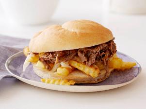 CCKitchens_heroes-shredded-beer-briased-beef-sandwich-with-poutine-recipe_s4x3