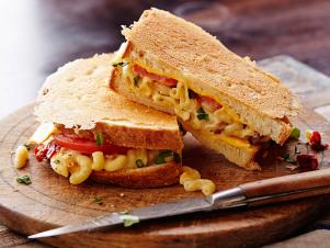 CCKEL501_parmesan-crusted-grilled-cheese-stuffed-with-mac-and-cheese-recipe_s4x3