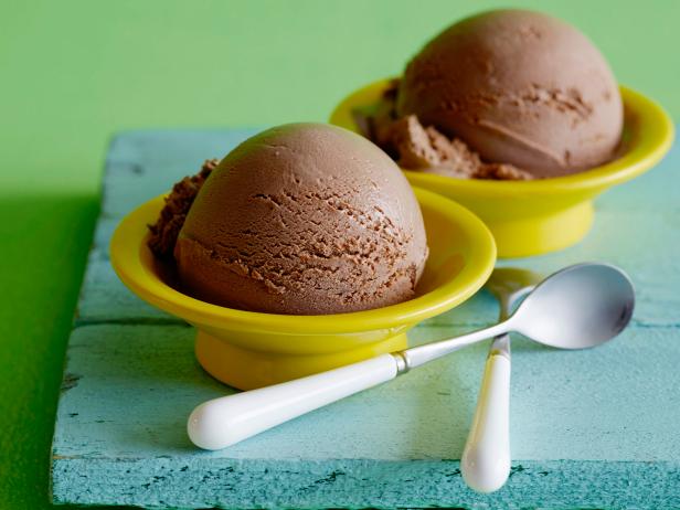 https://cook.fnr.sndimg.com/content/dam/images/cook/fullset/2013/7/9/0/EA0905_Chocolate-Ice-Cream_s4x3.jpg.rend.hgtvcom.616.462.suffix/1397145557117.jpeg