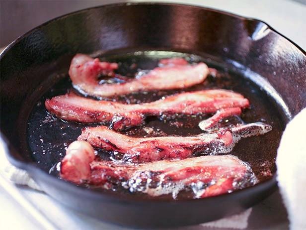 https://cook.fnr.sndimg.com/content/dam/images/cook/fullset/2013/8/8/0/cc_sfn-how-to-make-bacon-recipe_s4x3.jpg.rend.hgtvcom.616.462.suffix/1375974552209.jpeg