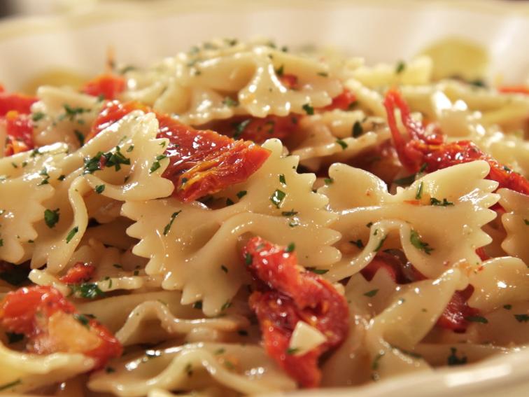 Farfalle con Acciughe e Pomodori Secchi (Farfalle with Anchovies and
