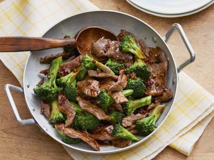 https://cook.fnr.sndimg.com/content/dam/images/cook/fullset/2014/6/30/0/CC_Ching-He-Huang-Beef-with-Broccoli-Recipe_s4x3.jpg.rend.hgtvcom.441.331.suffix/1404164253421.jpeg