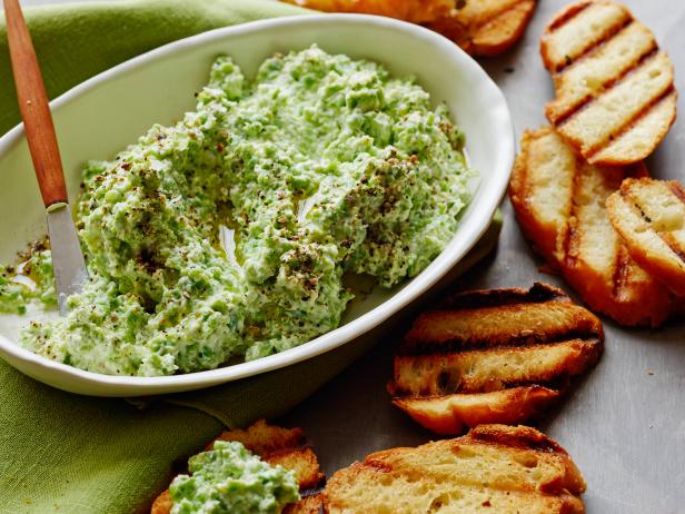 SWEET PEA DIP
Michael Symon
Cooking Channel
Shelled Peas, Kosher Salt, Ricotta Cheese, Lemon, Parmesan Cheese, Mint Leaves, Olive Oil,
Grilled Bread