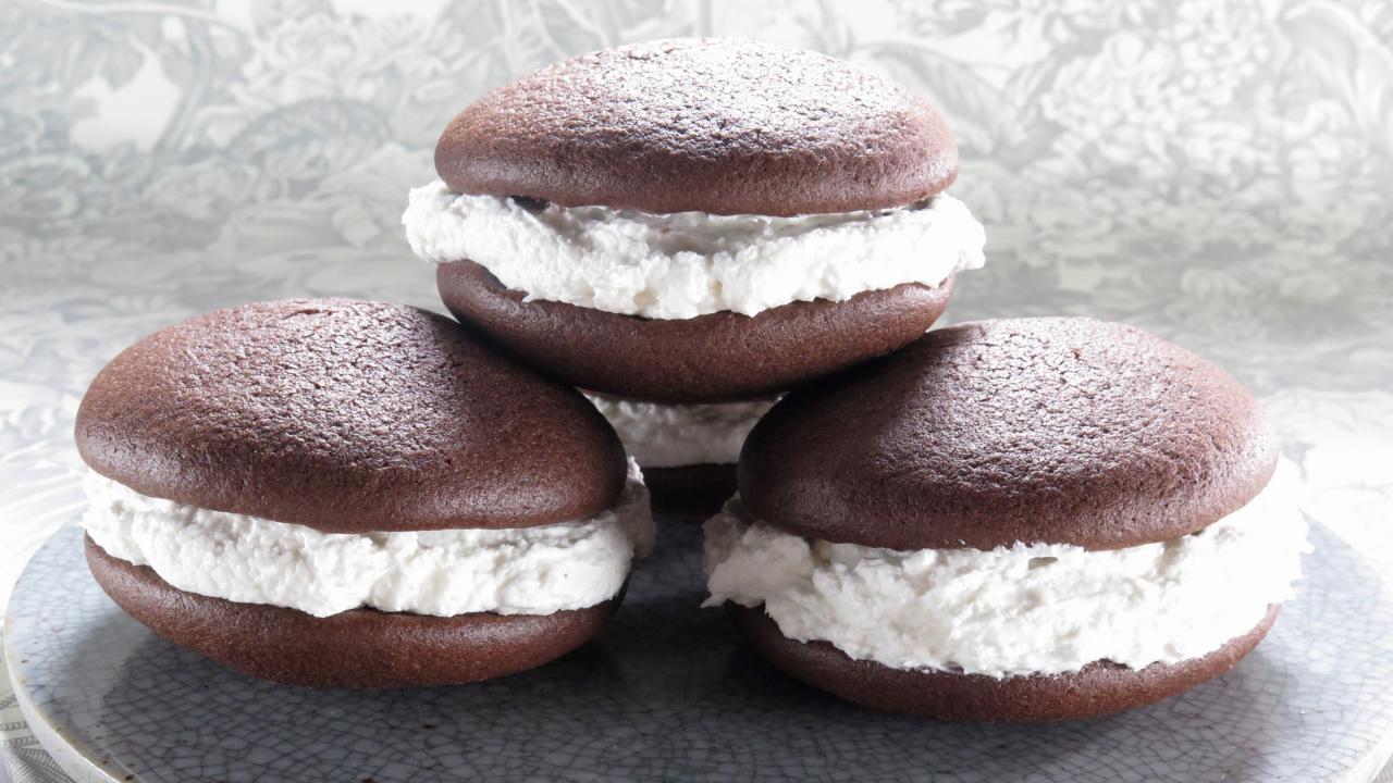 Professional Baker Teaches You How To Make WHOOPIE PIES! 