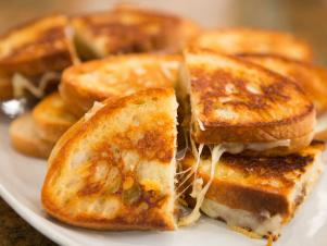 CCTIF104_Grilled-Cheese-with-Caramelized-Onions-recipe_s4x3