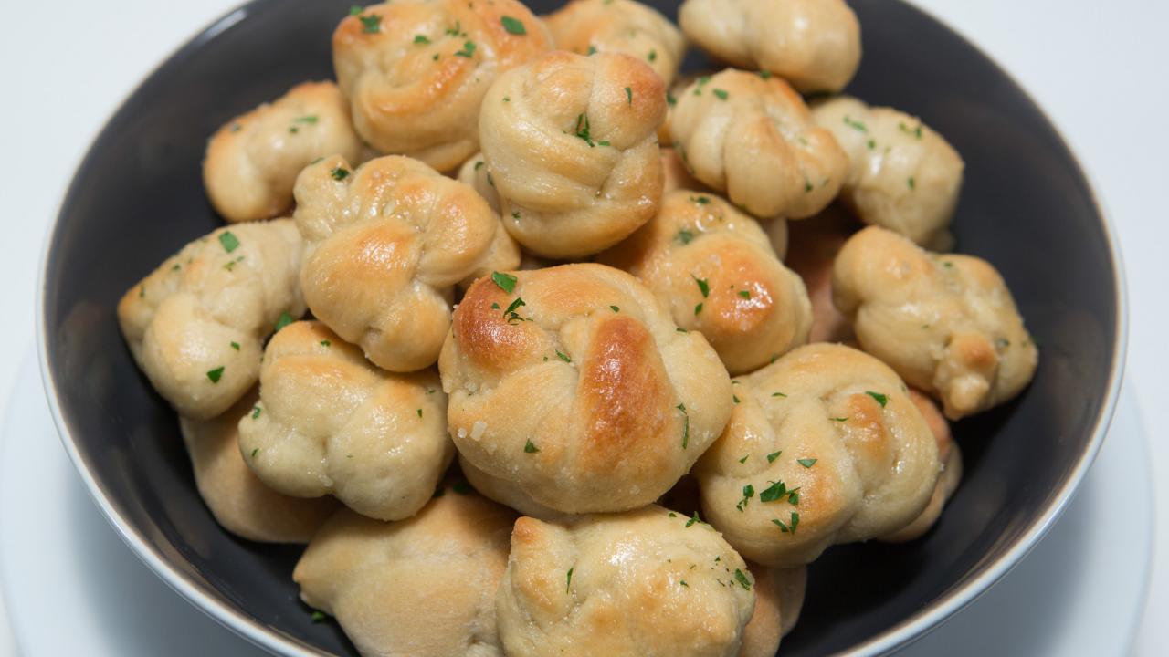 Garlic Knots with Butter Sauce